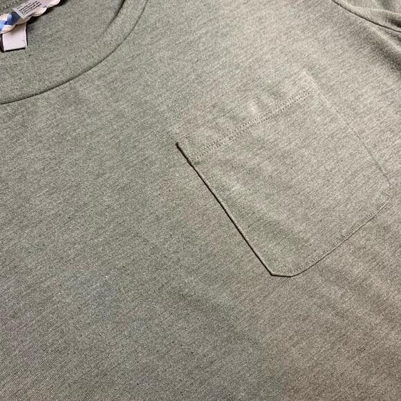 H&M Divided front-pocket tee 💚 - Picture 2 of 3